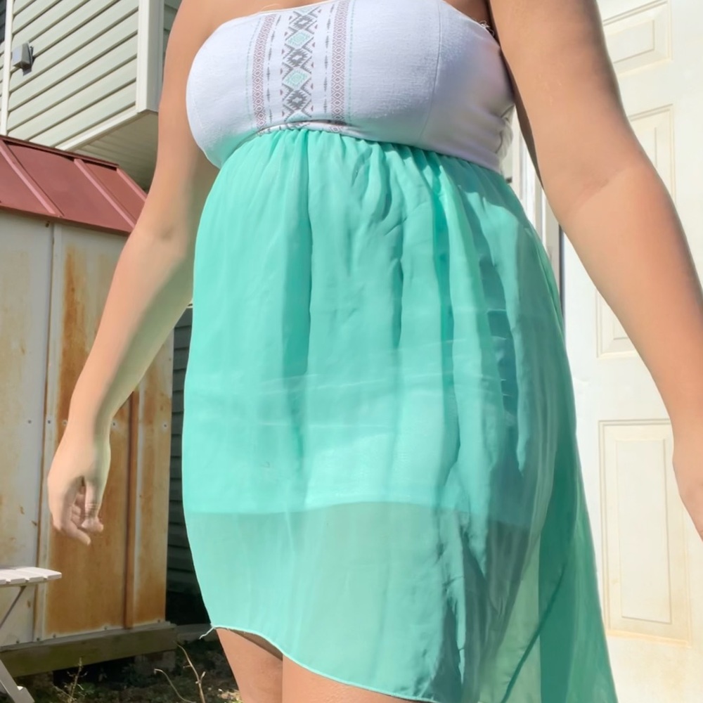 Hello! I am selling a strapless dress in a size medium.